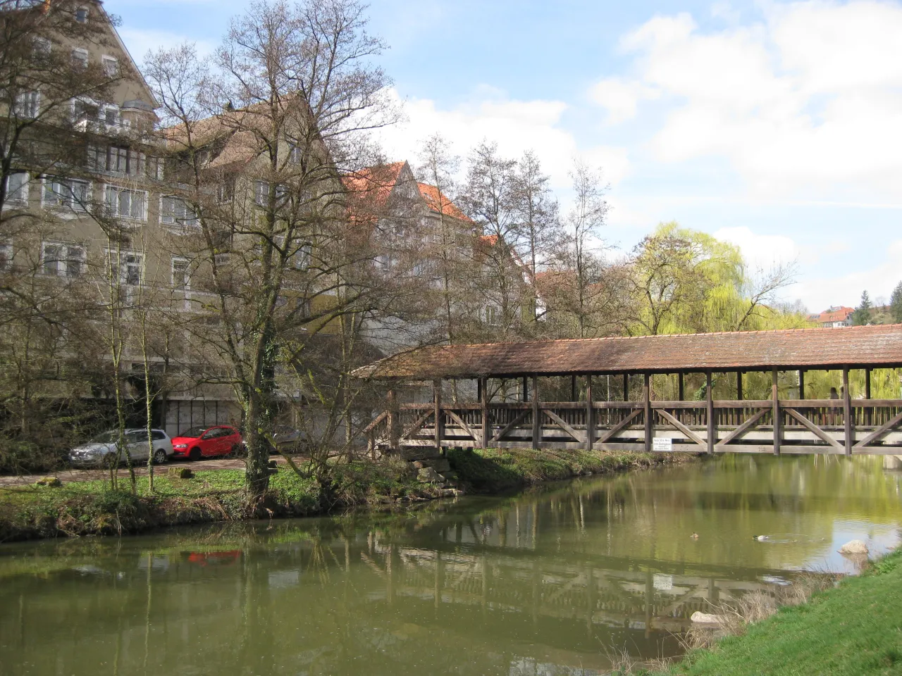 Blick über die Murr auf die Altstadt von Backnang mit Holzbrücke