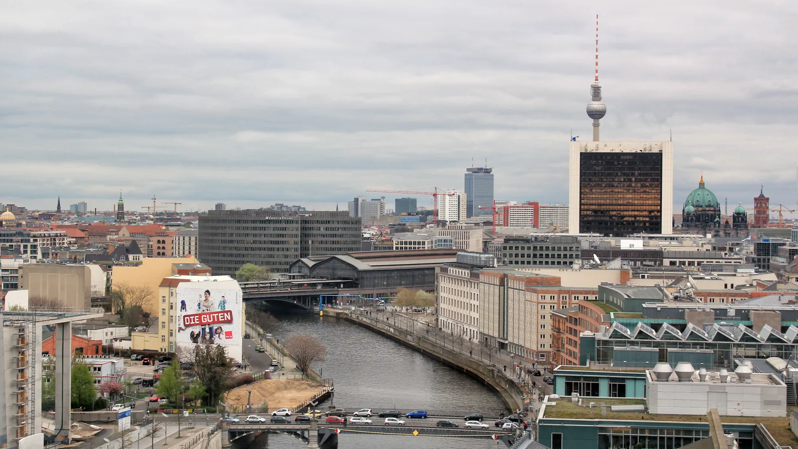 Berliner Skyline mit Fernsehturm und Spree