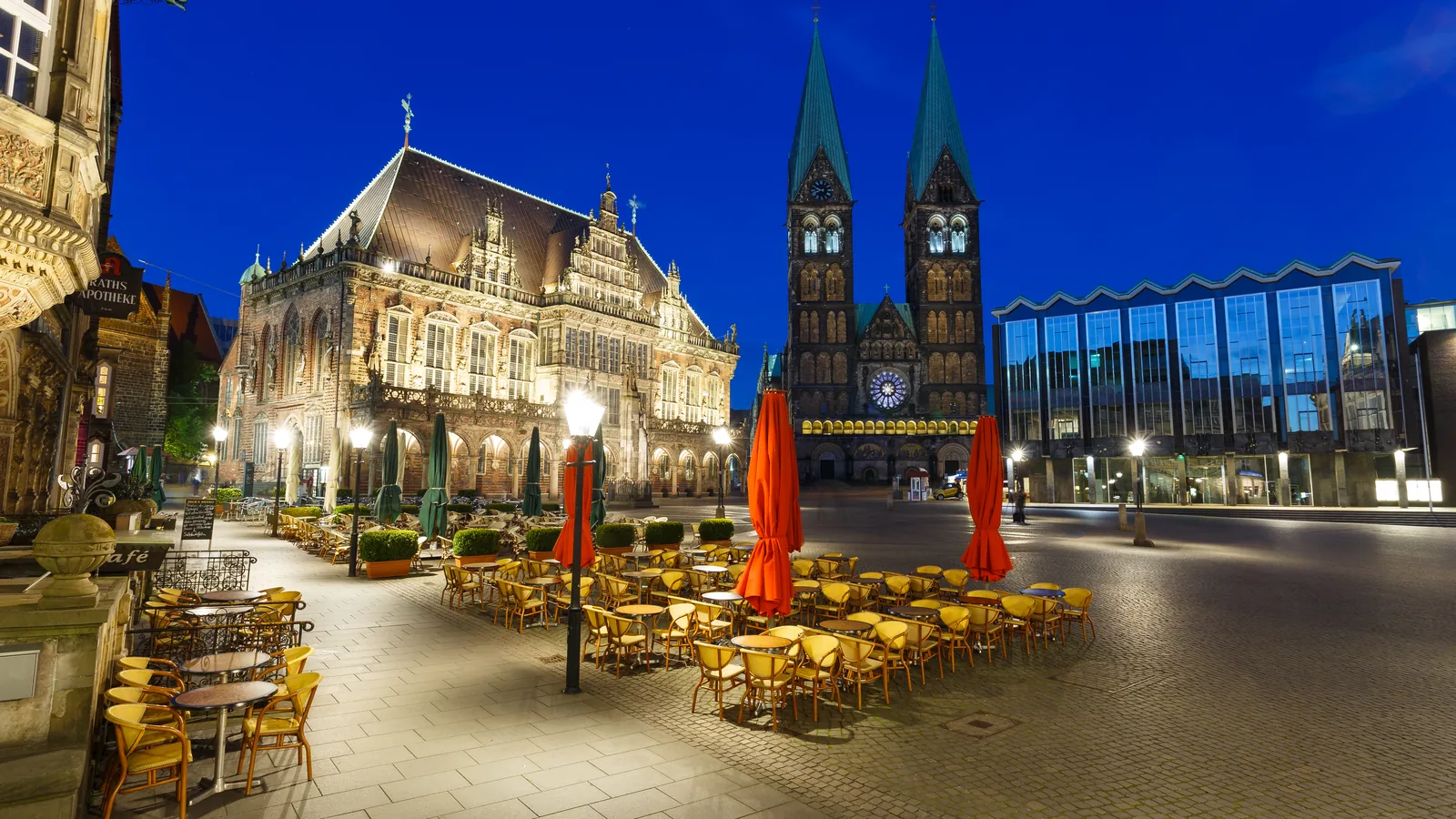 Der Bremer Marktplatz mit Rathaus und Dom am Abend