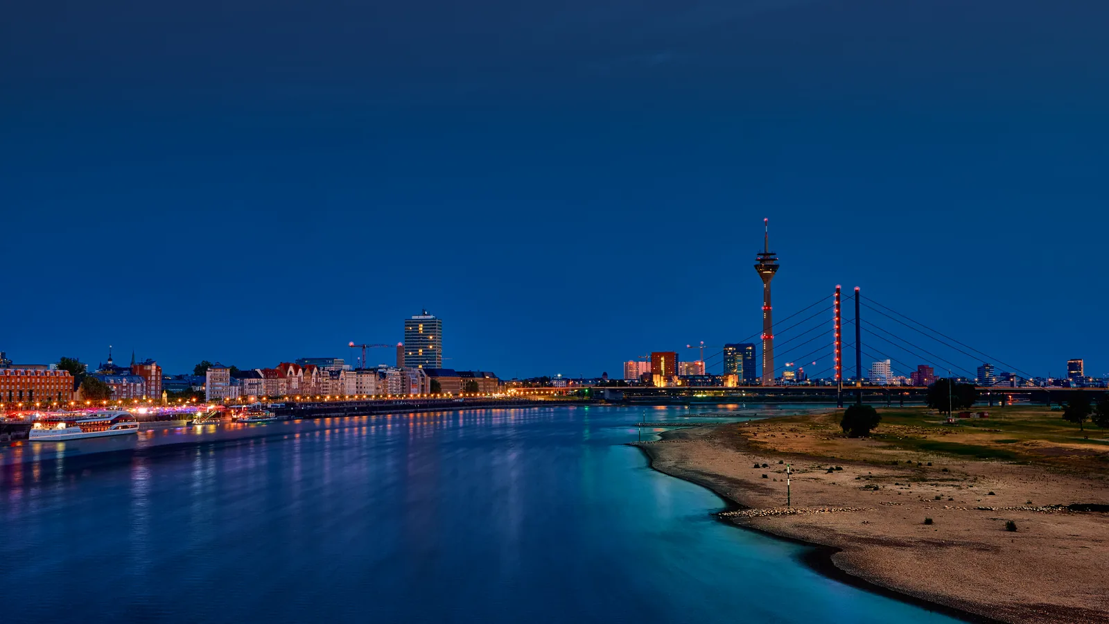 Düsseldorfer Skyline mit Rheinturm am Abend