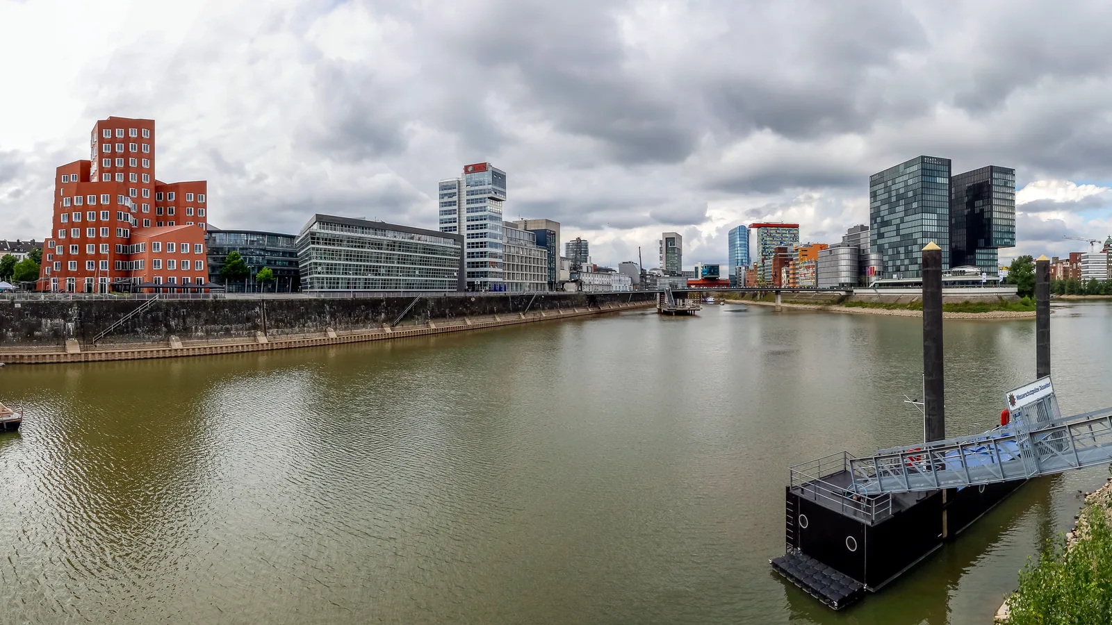 Der Medienhafen in Düsseldorf mit moderner Architektur
