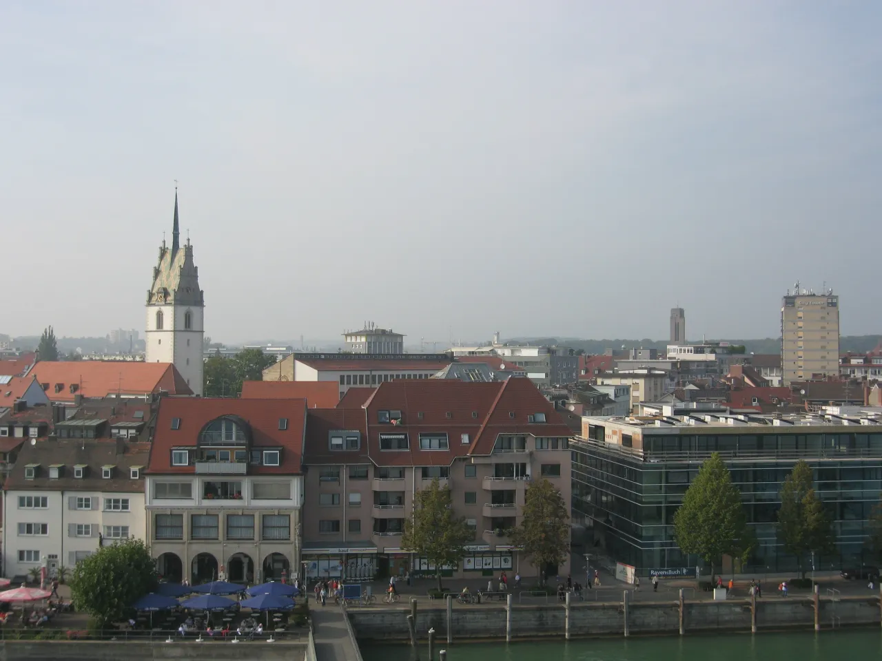 Blick über Friedrichshafen am Bodensee mit Kirchturm und Uferpromenade