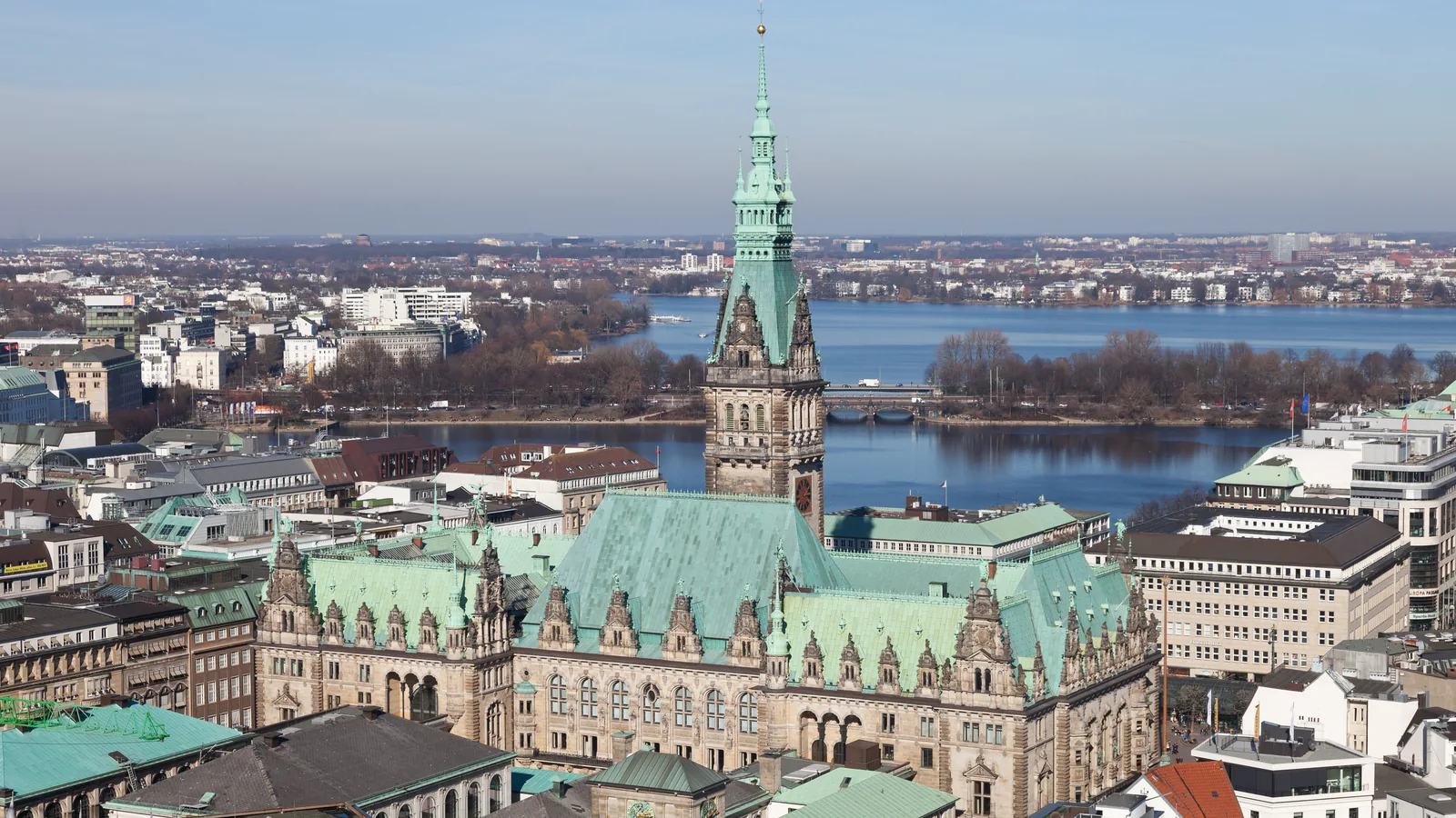 Blick über die Binnenalster auf das Hamburger Rathaus