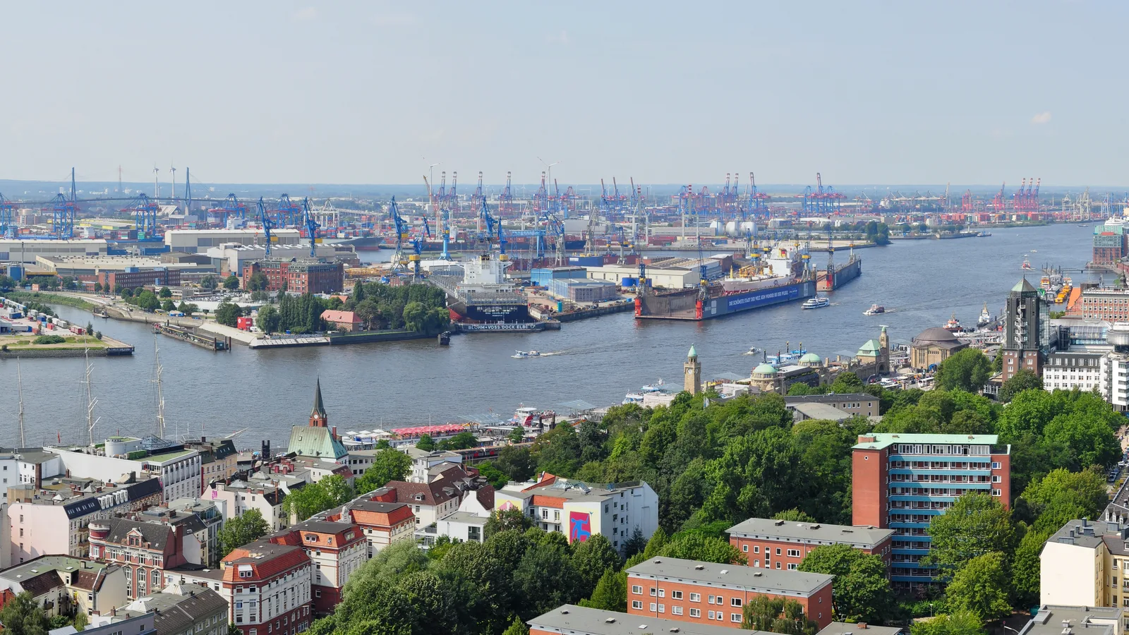 Der Hamburger Hafen mit dem Michel im Hintergrund