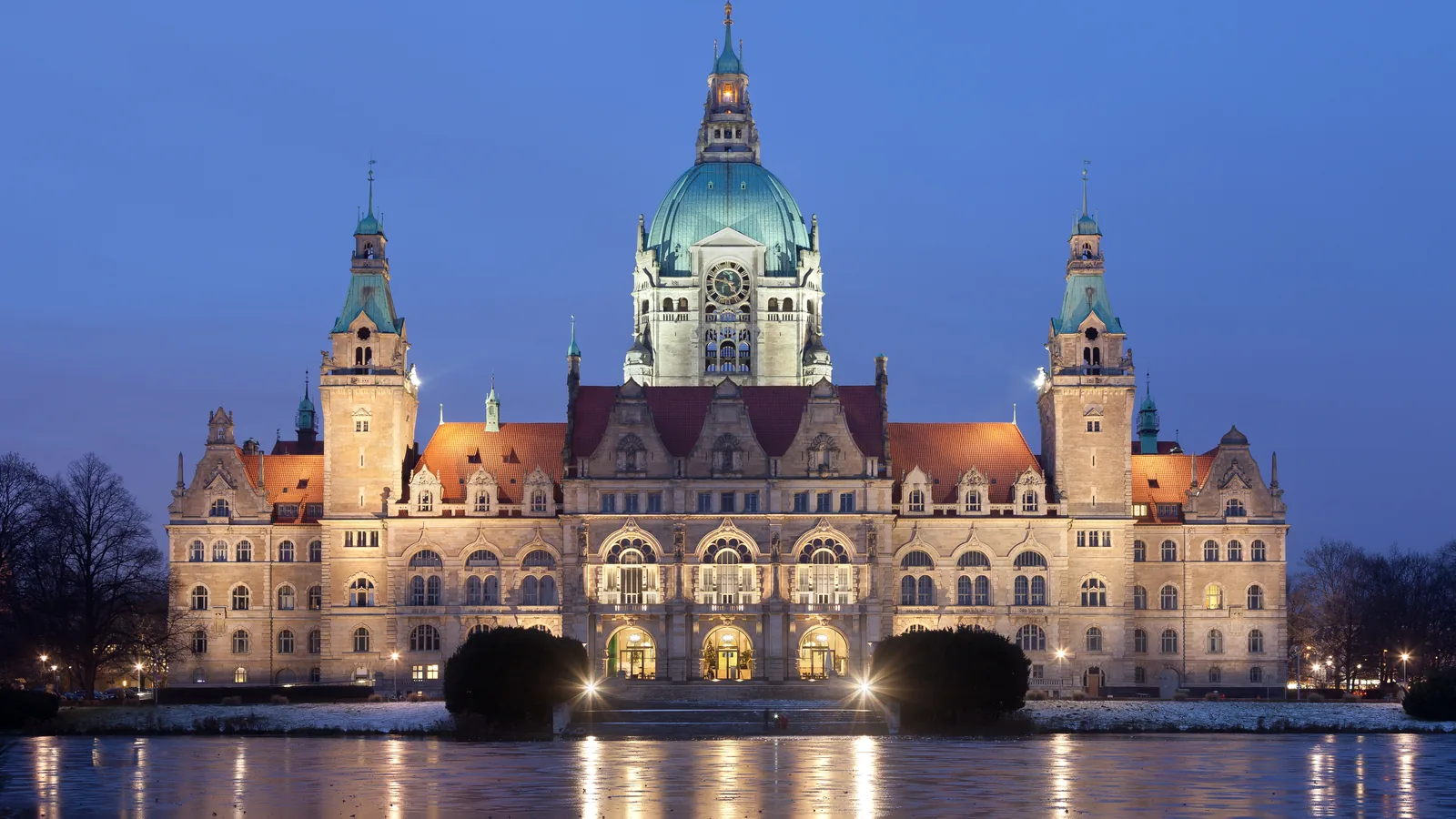Das Neue Rathaus in Hannover am Abend