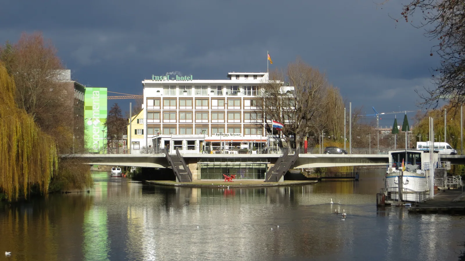 Neckarfront in Heilbronn mit Friedrich-Ebert-Brücke, Inselhotel und Theaterschiff