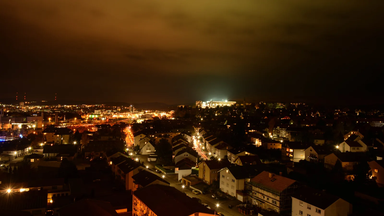 Kaiserslautern bei Nacht mit beleuchtetem Fritz-Walter-Stadion