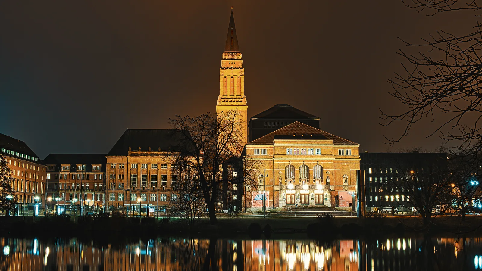 Das Kieler Rathaus und Opernhaus bei Nacht