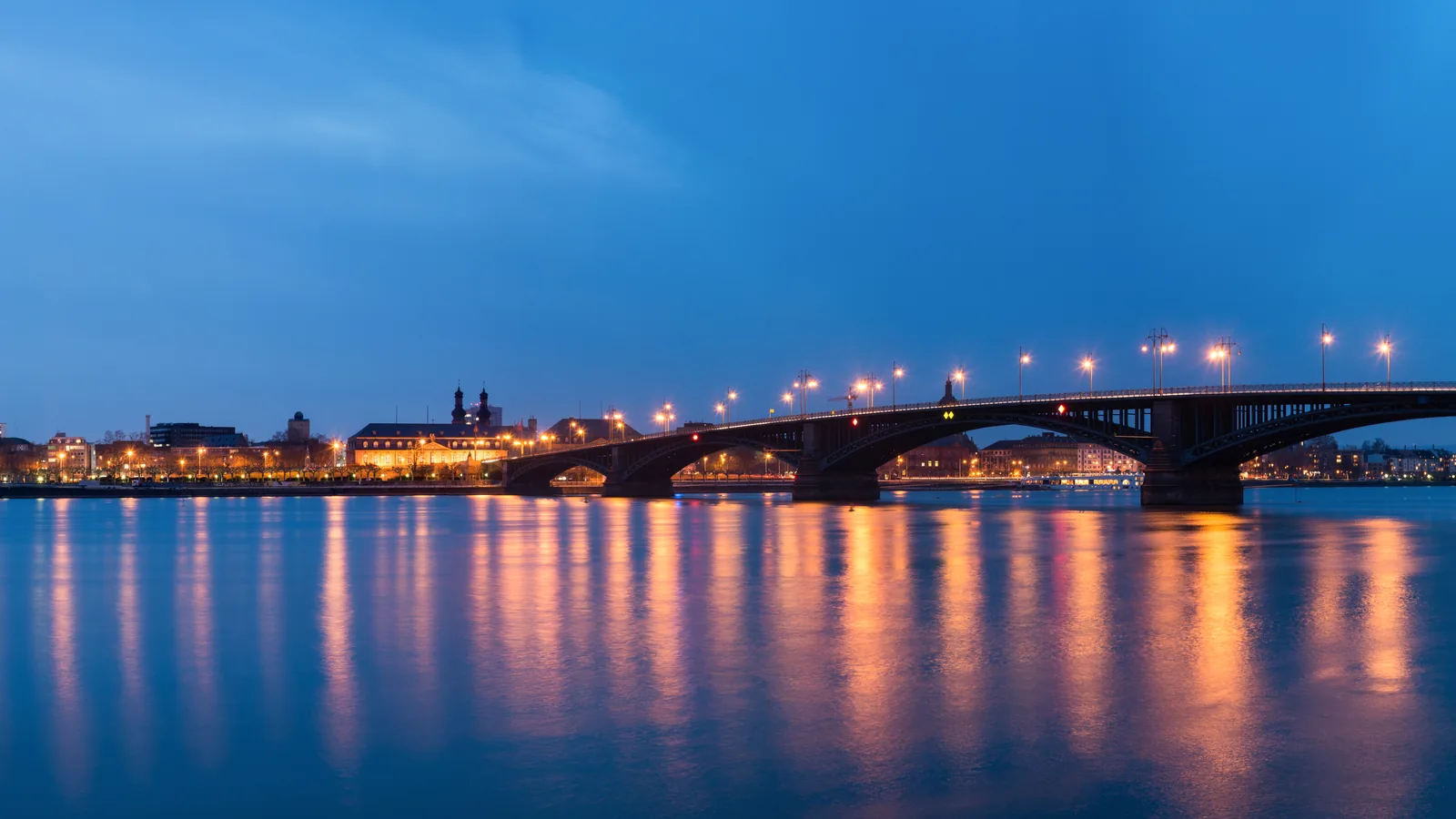 Panorama von Mainz mit Theodor-Heuss-Brücke am Rhein zur blauen Stunde