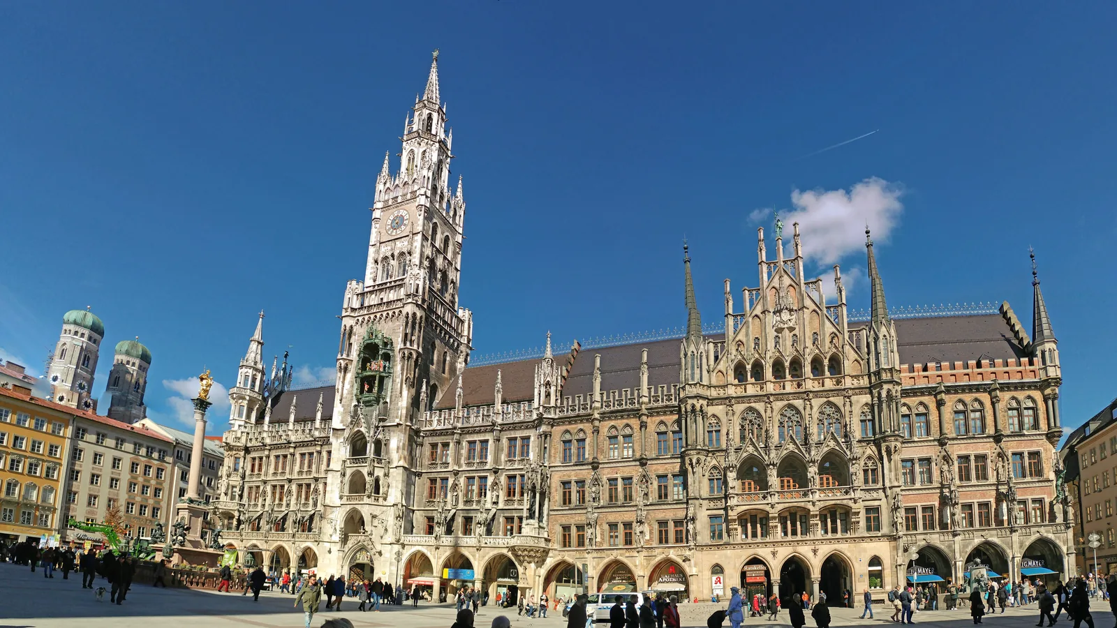 Marienplatz mit Rathaus und Frauenkirche in München