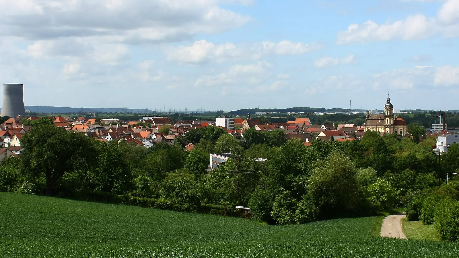 Panorama von Neckarsulm mit Stadtkern und umliegenden Hügeln