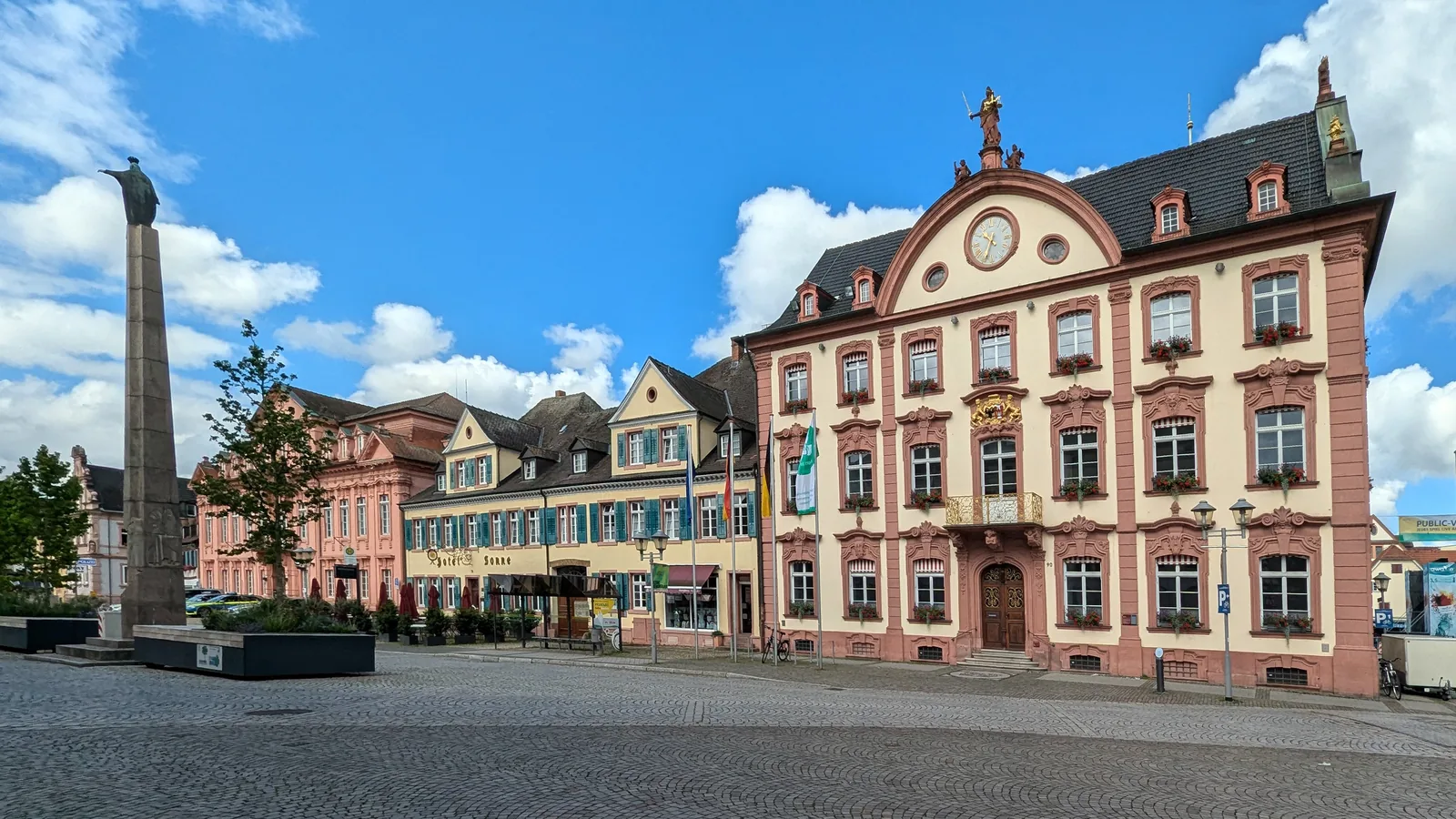 Rathaus und Ursula-Säule in der Offenburger Innenstadt
