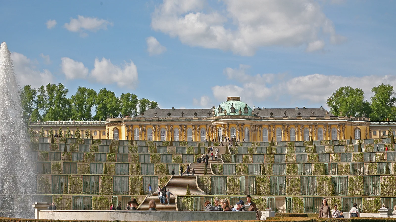 Schloss Sanssouci mit den Weinbergterrassen in Potsdam