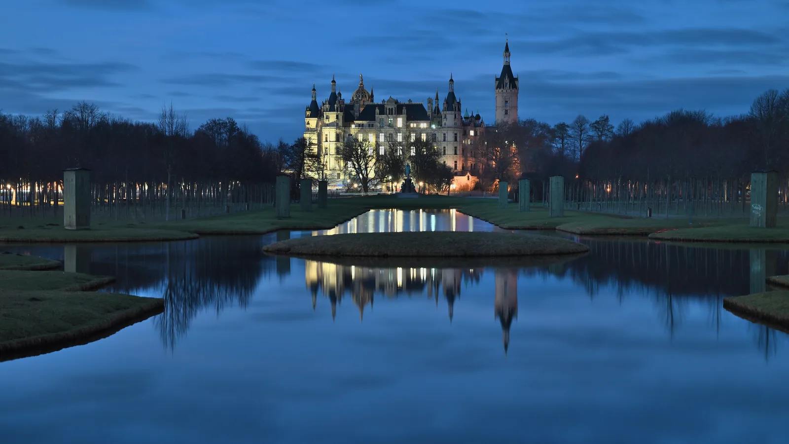 Das Schweriner Schloss spiegelt sich im Wasser