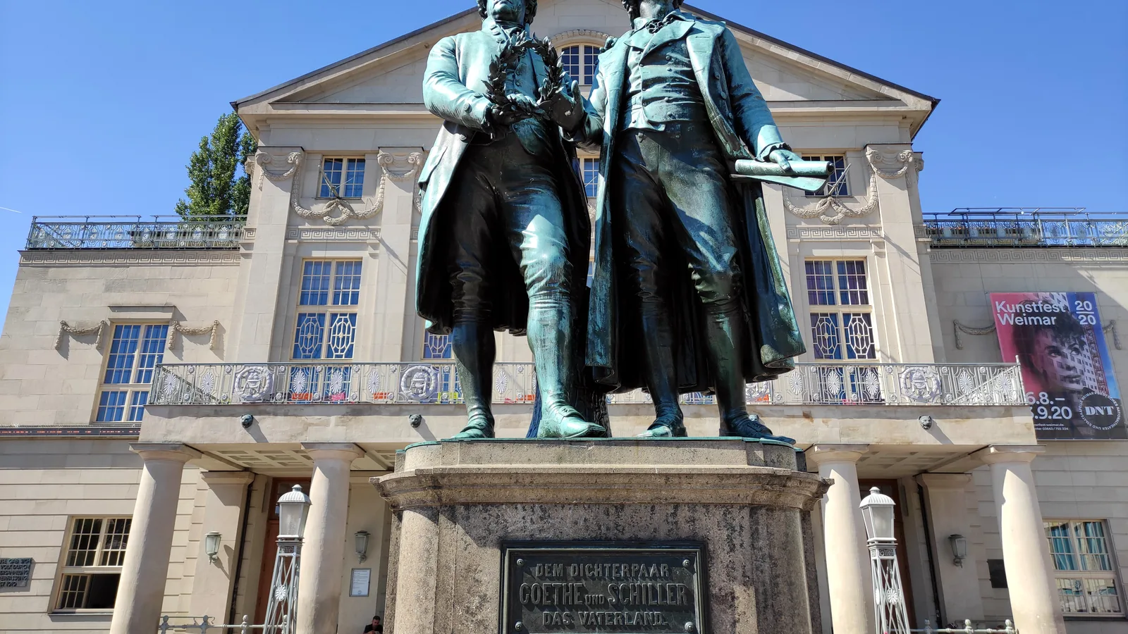 Goethe-Schiller-Denkmal vor dem Deutschen Nationaltheater Weimar