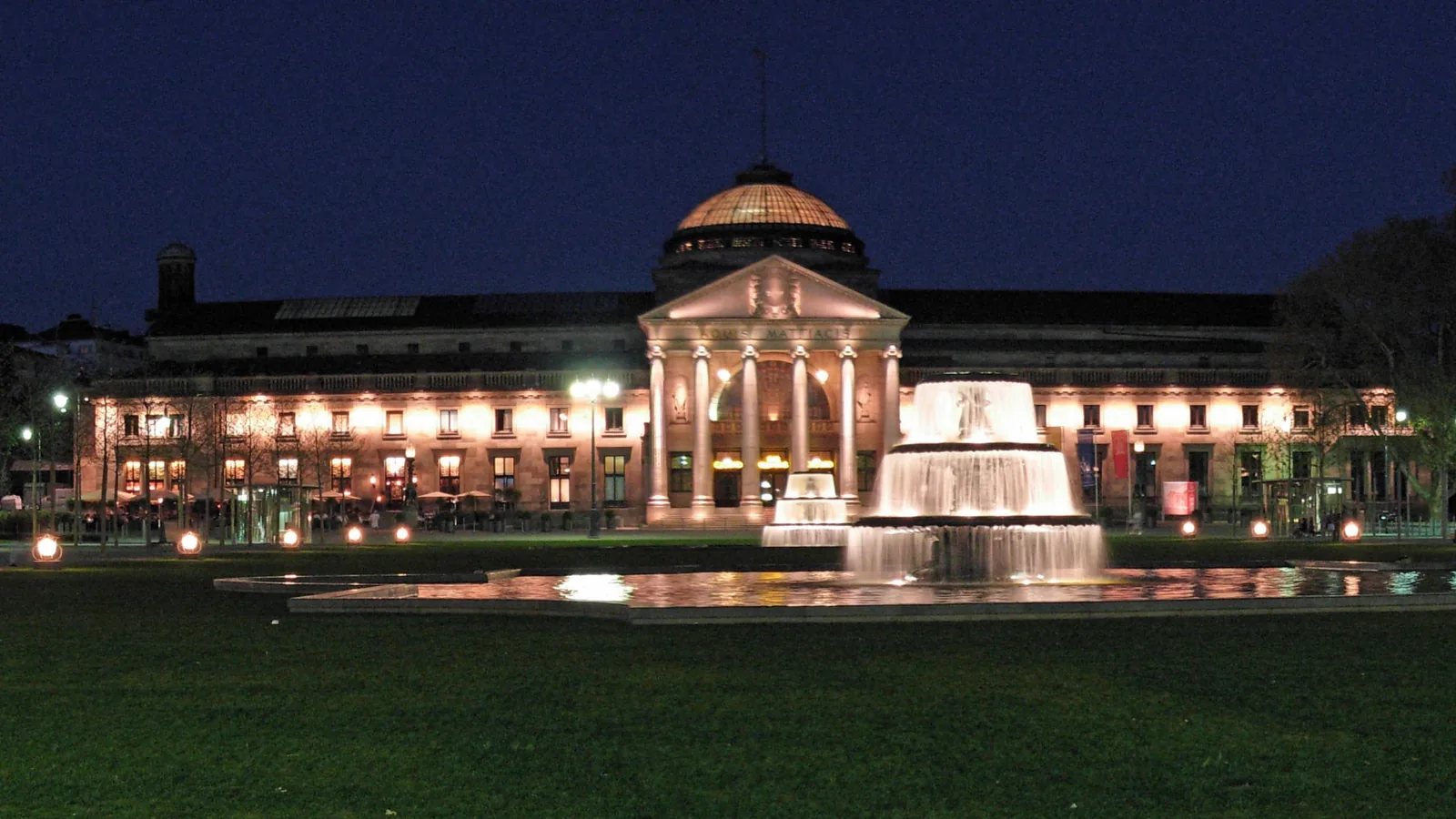 Das Kurhaus Wiesbaden bei Nacht